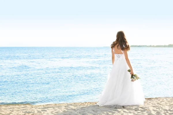 Feliz joven novia en la playa del mar — Foto de Stock