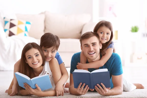 Heureux livres de lecture familiale à la maison — Photo