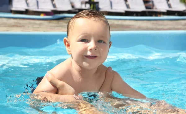 Lekcję pływania dziecka. Ładny mały chłopiec nauki pływania z ojcem w basenie — Zdjęcie stockowe