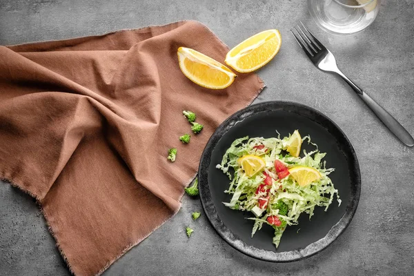 Plaka lezzetli sebze salatası ile