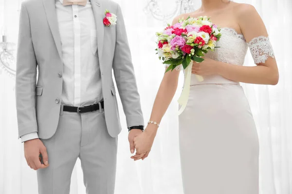 Felice bella coppia il giorno del matrimonio, in casa — Foto Stock