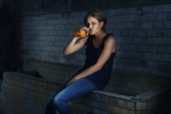 Kvinna sitter och dricker alkohol — Stockfoto