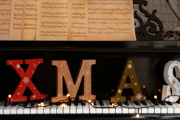 Klaviertastatur mit Wort Weihnachten und Weihnachtsbeleuchtung — Stockfoto