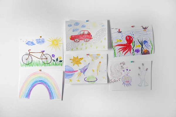 Барвисті дитячі малюнки на білому тлі — стокове фото