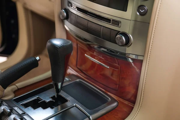 Gear shift knob in modern car — Stock Photo, Image