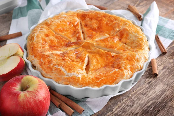 Delicioso pastel con manzanas — Foto de Stock