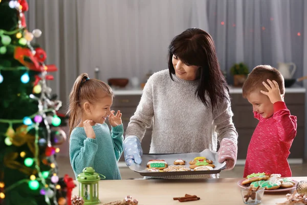 Familie Met Smakelijke Kerstkoekjes Keuken — Stockfoto