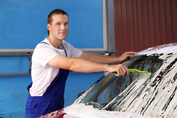 Autó szélvédő tisztító a rakli autómosó ember — Stock Fotó