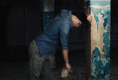 Terk edilmiş binada alkol ile umutsuz adam