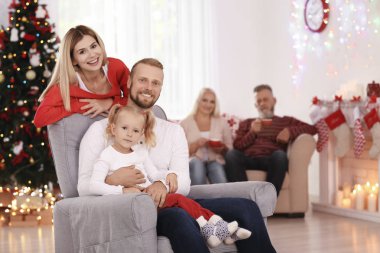 Mutlu aile Noel 'i evde kutluyor.