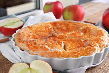 Pencere üzerinde lezzetli pasta