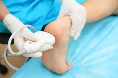 Doktor iletken ultrason muayenesi