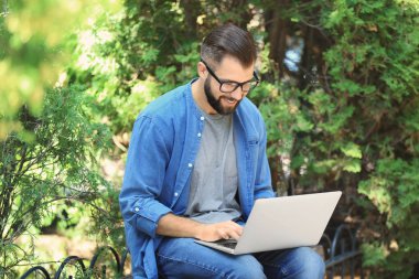 Genç blogger dizüstü bilgisayar kullanarak