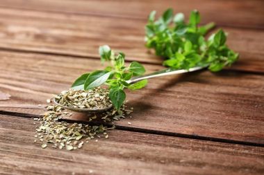 Kaşık ile aromatik kurutulmuş kekik