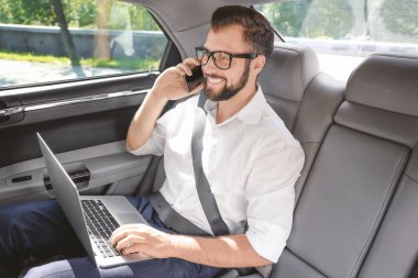 dizüstü bilgisayar ile yakışıklı adam