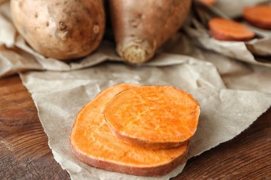 Tatlı patates masaya dilimlenmiş