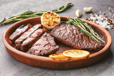 Plaka ile lezzetli ızgara biftek 