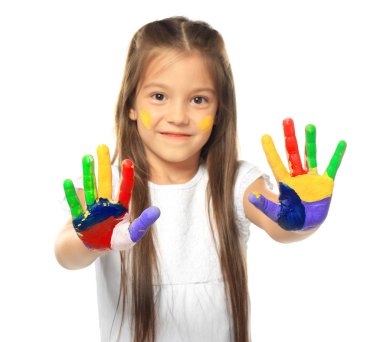 Ellerini beyaz arka plan üzerinde gösterilen küçük şirin kız boyalı