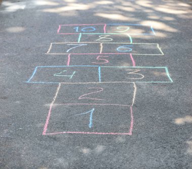 Tebeşir ile asfalt üzerine çizilmiş seksek