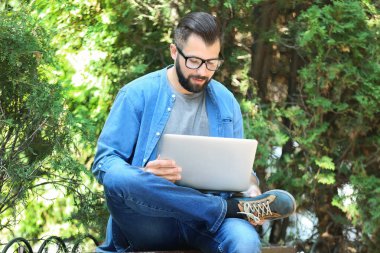 Genç blogger dizüstü bilgisayar kullanarak
