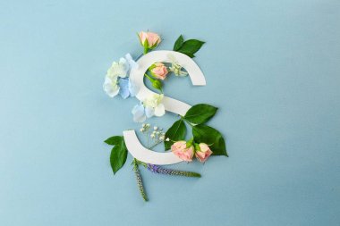 S harfi ve güzel çiçekler kompozisyonu