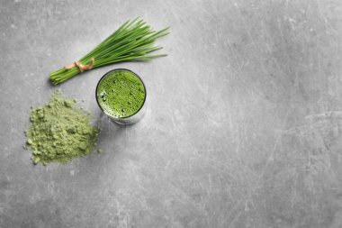 Buğday çimen vurdu ve toz 