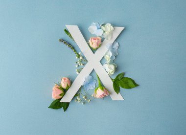 X harfi ve güzel çiçekler kompozisyonu