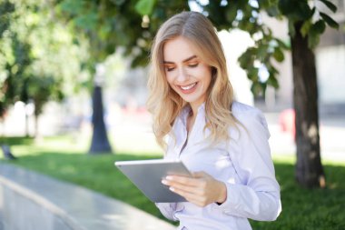 Tabletli genç ve güzel bir kadın.