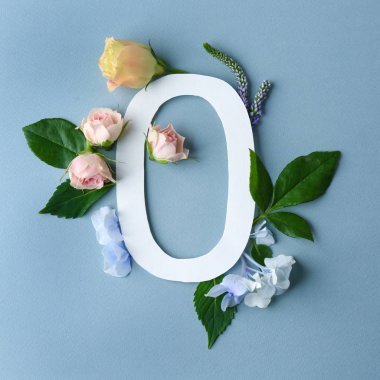 Sıfır ile güzel çiçek kompozisyon