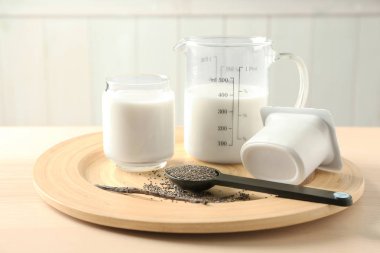 Kaşıkla chia tohum ve puding