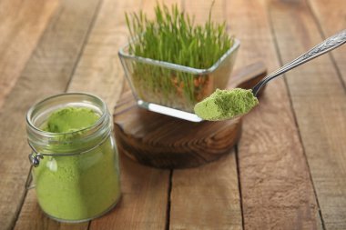 Doğal buğday çim tozu kaşık ve cam kavanoz içinde