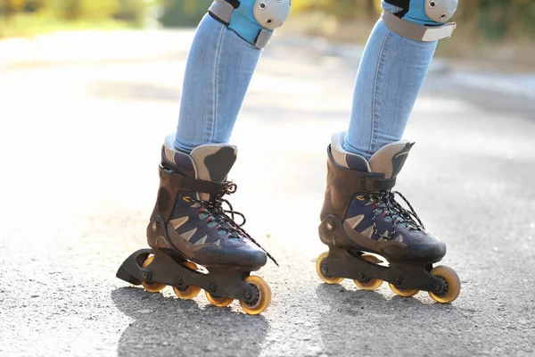 Vrouw rolschaatsen in park — Stockfoto