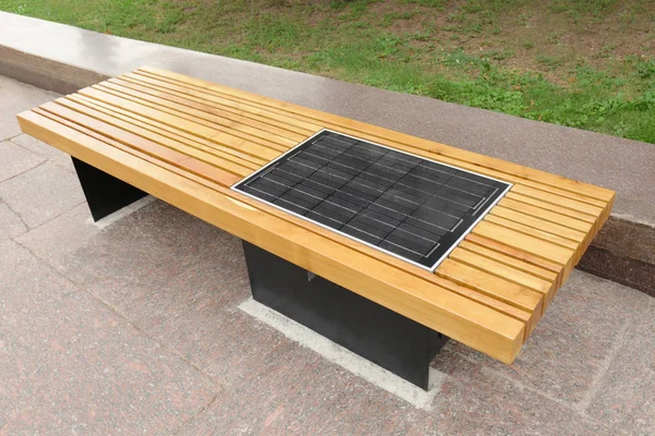 路上の太陽電池パネルとベンチ — ストック写真