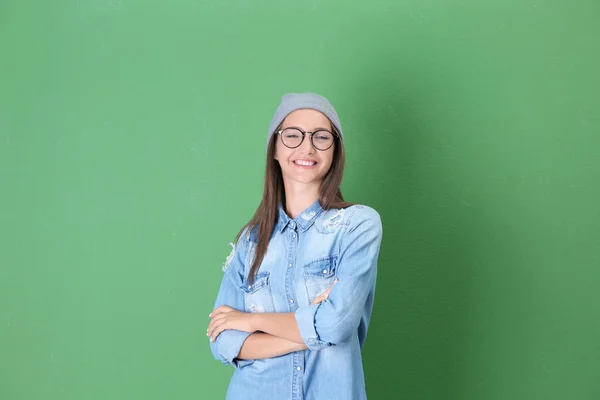 Menina adolescente em roupas casuais no fundo de cor — Fotografia de Stock