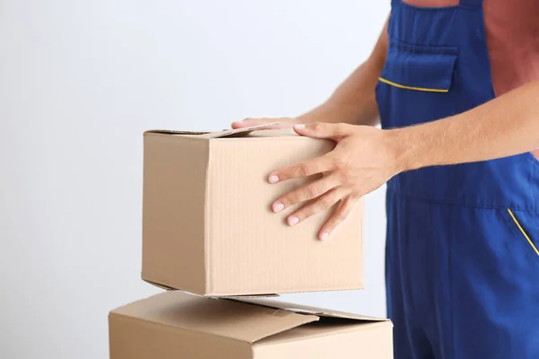 Człowiek dostawy przytrzymanie pudełko, zbliżenie — Zdjęcie stockowe
