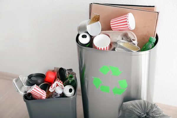 Мусорные баки с мусором в помещении — стоковое фото