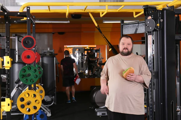 Hombre Con Sobrepeso Comiendo Sándwich Gimnasio —  Fotos de Stock