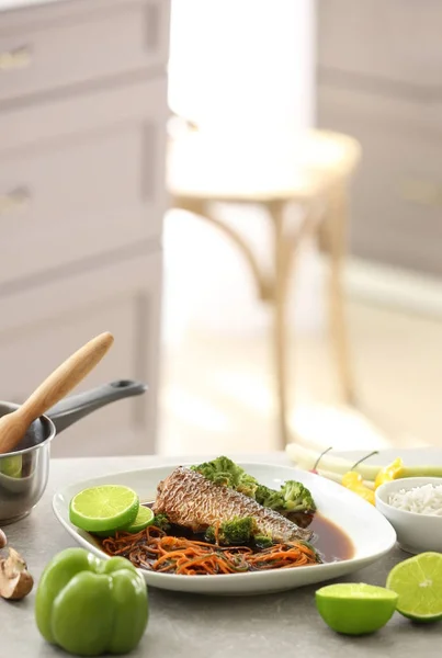 ソースと野菜のおいしい魚とプレート — ストック写真