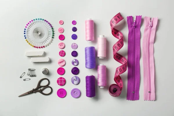 Композиція з нитками та швейними аксесуарами — стокове фото