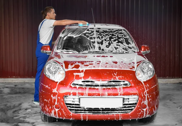 Hombre de limpieza de automóviles con esponja en el lavado de coches — Foto de Stock