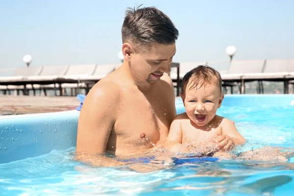 Lekcję pływania dziecka. Ładny mały chłopiec nauki pływania z ojcem w basenie — Zdjęcie stockowe