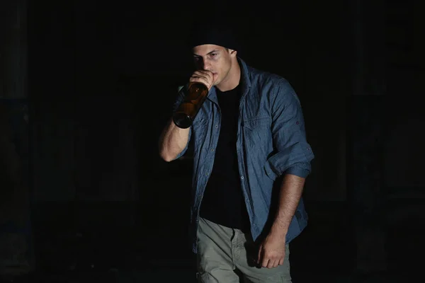 ชายที่ดื่มแอลกอฮอล์บนพื้นหลังที่มืด — ภาพถ่ายสต็อก