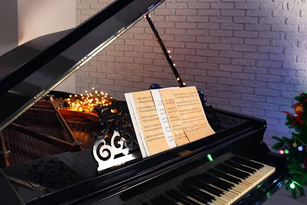 Piano con hojas de música en la habitación. Concepto de Navidad — Foto de Stock