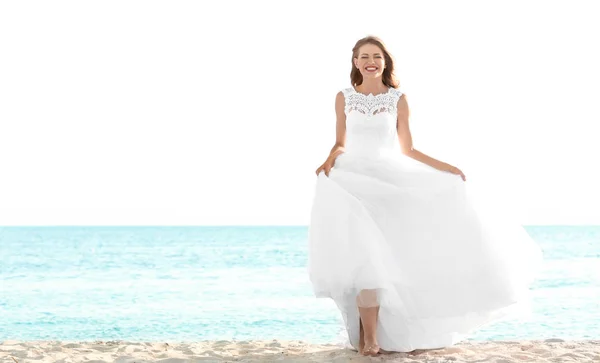 Feliz joven novia en la playa del mar — Foto de Stock