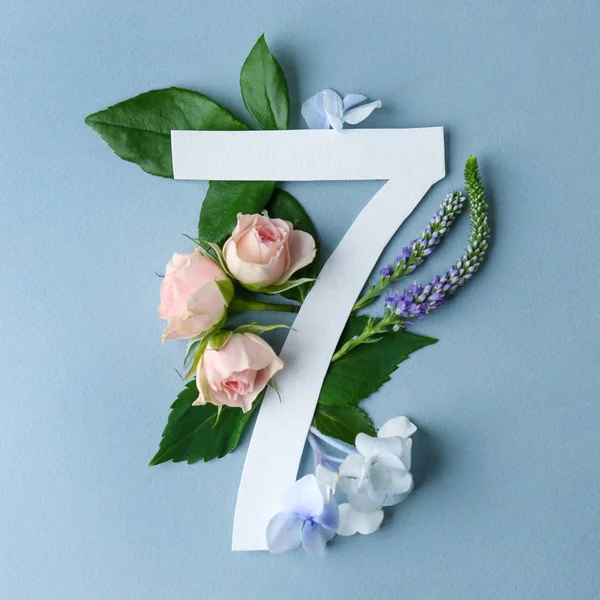 番号 7 と美しい花の組成 — ストック写真