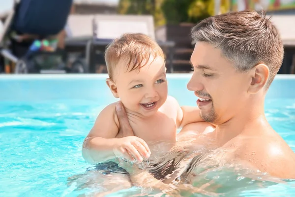 Lekcję pływania dziecka. Ładny chłopczyk z ojcem w basenie — Zdjęcie stockowe