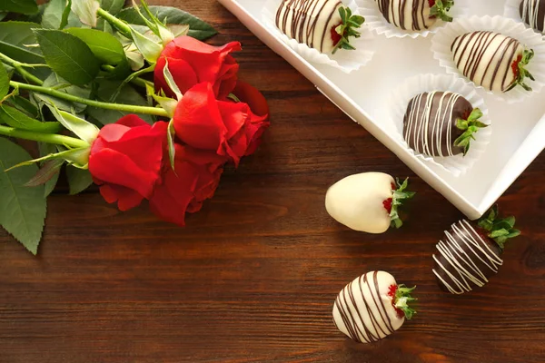 Chocolate dipped strawberries — Stock Photo, Image