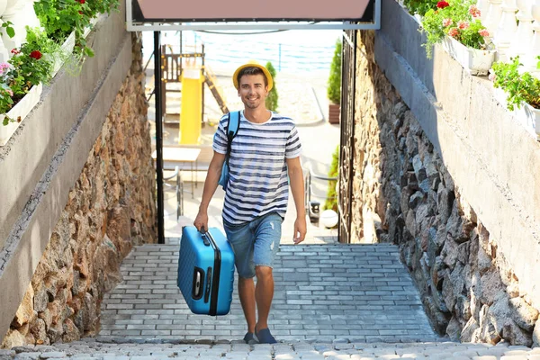 Νεαρός άνδρας με τις αποσκευές στην πόλη — Φωτογραφία Αρχείου