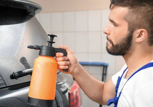 Arbeiter waschen Autoscheibe vor dem Auftragen von Farbfolien — Stockfoto