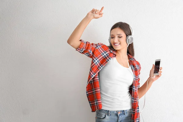 Mooie jonge vrouw — Stockfoto